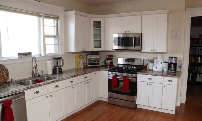 Forest Hill Apartment | Family-Friendly Retreat with Pool and Ocean Views
