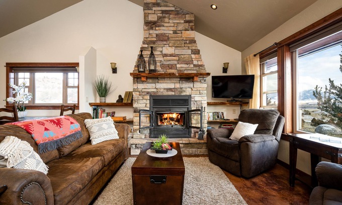 Emigrant Cabin | Ideal Family Retreat Near Yellowstone with Hot Tub & Views