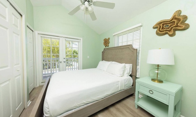 Marathon Hotel | Perfect for Family and Friends! Gorgeous Villa with Full Kitchen! Pool Access