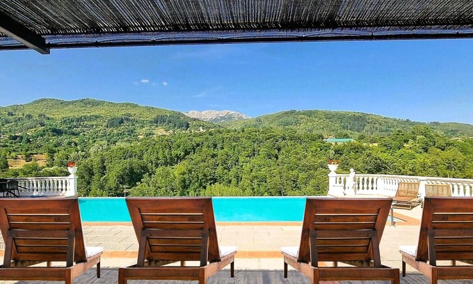 Camporgiano Villa | Ideal Group Retreat with Private Pool & Outdoor Kitchen