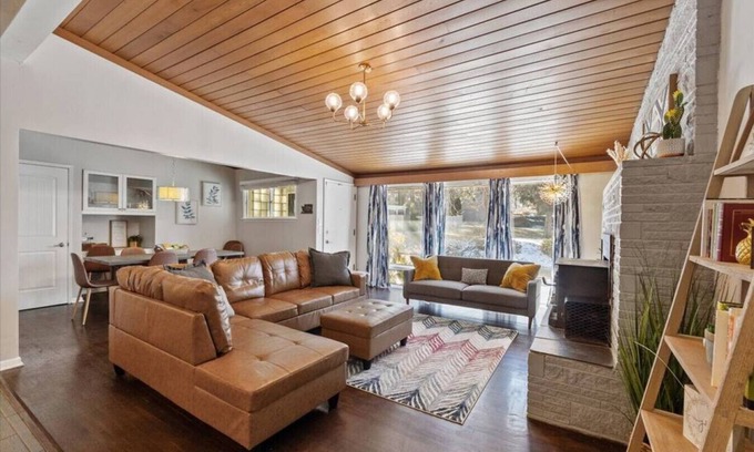 South Perry District House | Ideal for Groups: Theater & Arcade Near Downtown Fun!