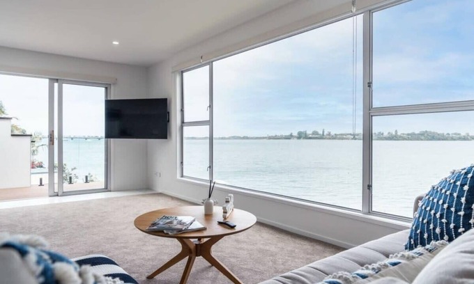 Tauranga House | Ideal Waterfront Getaway with Private Beach for Groups