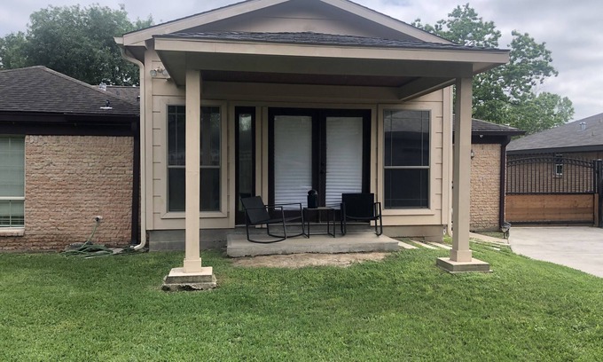 Westbury House | Perfect for roommates and dogs