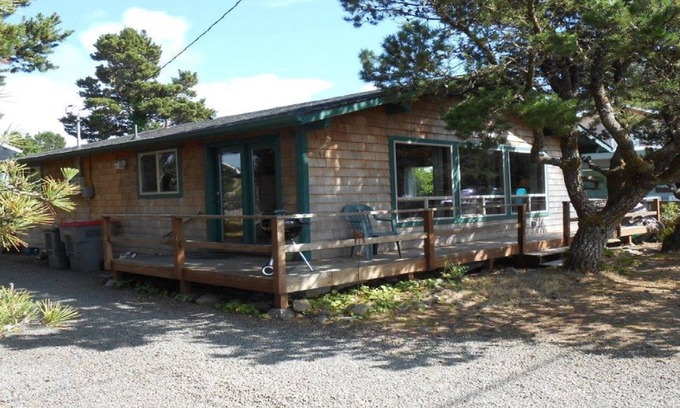 Seaside House | Ideal Retreat for Families and Small Dogs with Ocean Views