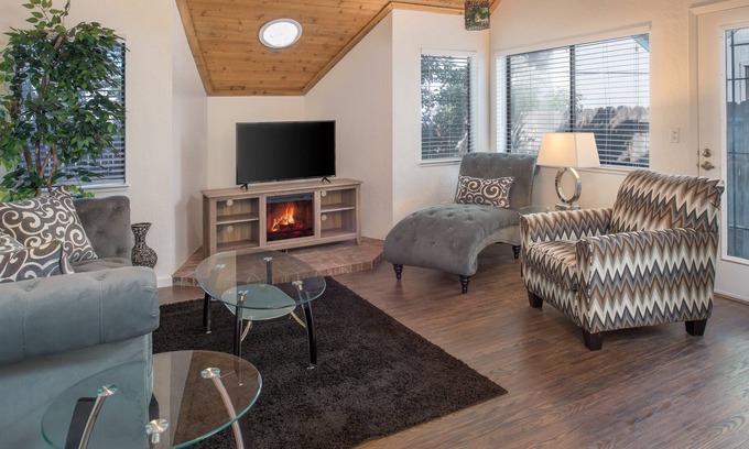 Sparks Condo | Ideal Retreat for Travel Nurses with Pool & Breakfast Included