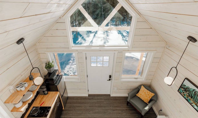 Chugiak Cabin | Cozy Cabin Retreat for Two in Eklutna Valley - 10/10 Rating