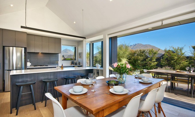 Kawarau Falls House | Ideal Retreat for Skiing, Golfing & Family Getaways