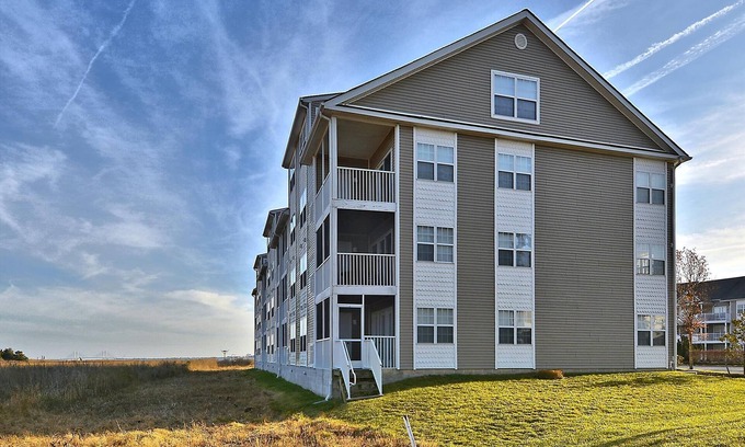 Ocean View Condo | Unwind at Bethany Bay: Family-Friendly Resort with Fun Activities