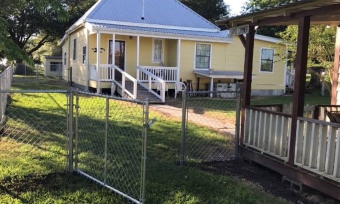 Burton House | Cozy Country Retreat with Family-Friendly Amenities