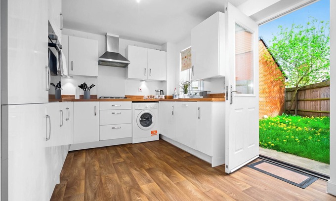 Welford House | Ideal Retreat for Large Families with Kitchen & Breakfast