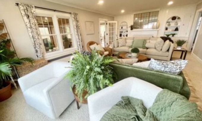 Oshkosh House | Ideal Lake House Retreat for Friends and Family Gatherings