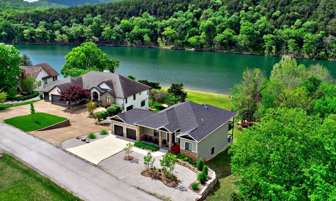Eureka Springs House | Lakefront Family Retreat Near Beaver Lake with Pool & Spa