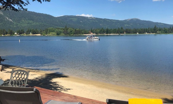 Donnelly Cabin | Idyllic Lakeside Escape with Beach Access for Families
