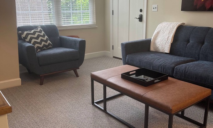 Auburn Condo | Ideal Condo Getaway in Downtown Auburn with Breakfast