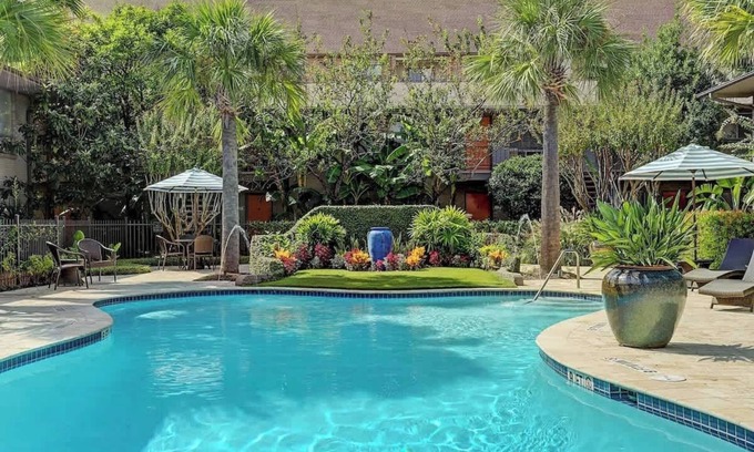 Uptown Condo | Ideal Uptown Galleria Condo with Kitchen & Family Amenities