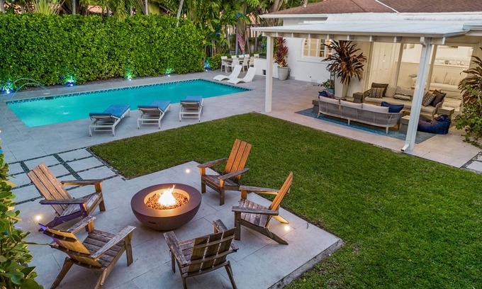 Coral Way House | Ideal Family Retreat with Heated Pool & Ocean Views