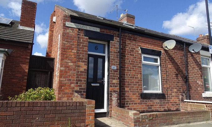 Sunderland House | Ideal City Centre Location Near University with Breakfast