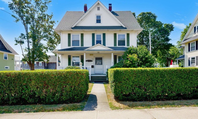 Narragansett Pier House | Ideal Spot in Pier: Steps to Narragansett Beach & Ocean View