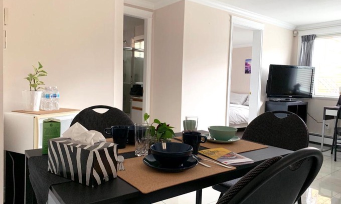 Renfrew-Collingwood Villa | Prime Location - Cozy Suite Near Skytrain & Dining Options