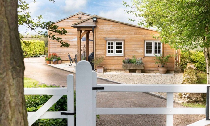 Longborough Cottage | Elegant 2 Bedroom Holiday Home at Slade Stables, Cotswolds