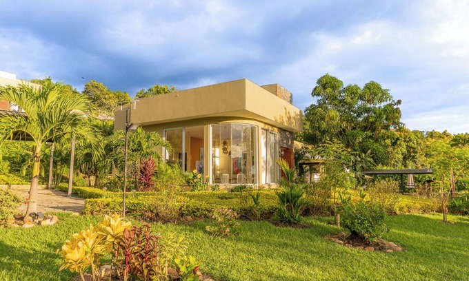 Anapoima House | Ideal Nature Retreat: Pet-Friendly with Renewable Energy