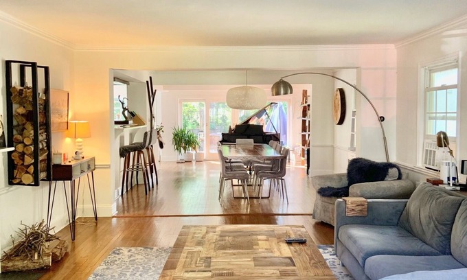 Larchmont House | Family-Friendly Retreat in Quality Neighborhood for Your Stay