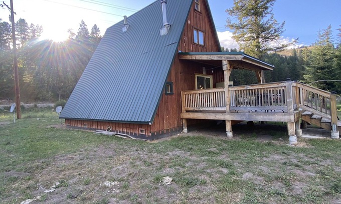 Wauconda Cabin | Ideal Outdoor Retreat Near Lakes with Family-Friendly Amenities