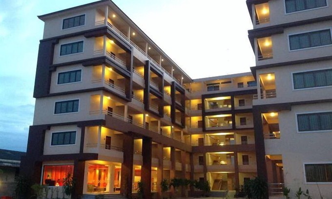 Makham Tia Hotel | Ideal Getaway: Family-Friendly Hotel with Breakfast & Kitchen