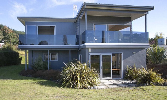 Motuoapa Cottage | Ideal Getaway - Motuoapa Holiday Home with Oceanfront Views