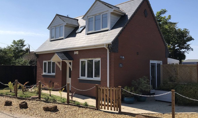 Hunstanton House | Beachfront Haven: Walk to Golf & Enjoy Ocean Views