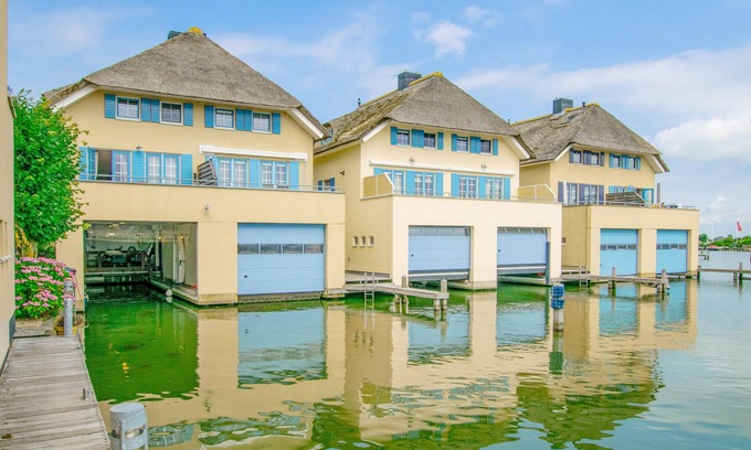 Stavoren House | Ideal Retreat for Watersports Lovers with Pool & Lake View