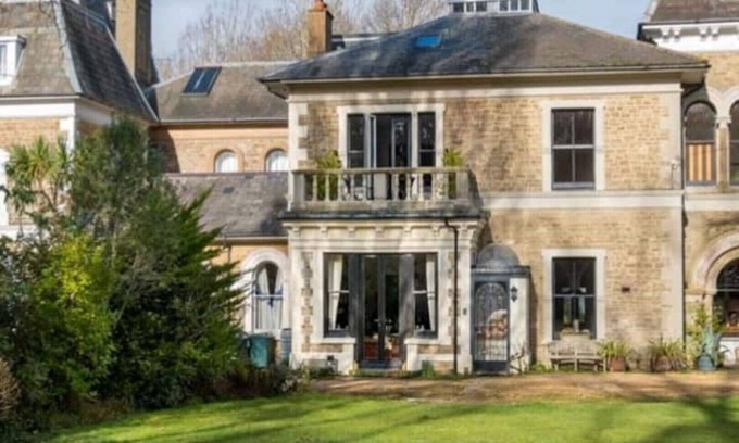 Ryde House | Discover a Historic Manor House Retreat with Ocean Views