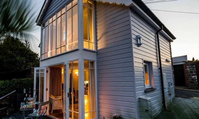 New Quay House | Romantic Retreat with Ocean Views and Top-Rated Amenities