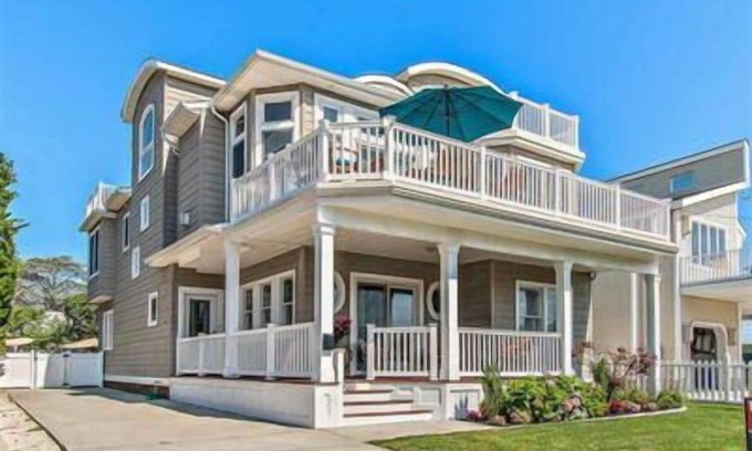 Avalon House | Idyllic Seashore Retreat Steps from Beach and Tennis