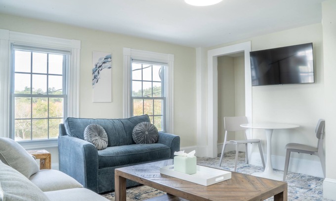 Hampton Hotel | Family Suite with Ocean View & Pool Access by the Beach