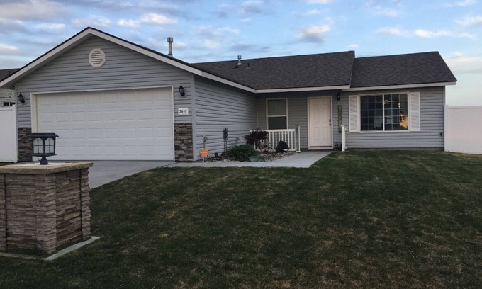 Pasco House | Inviting Space with Spa and Family-Friendly Amenities