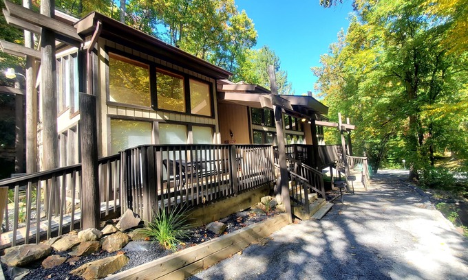 Chalet Village House | Ideal Retreat for Ski Lovers with Pool and Family Amenities