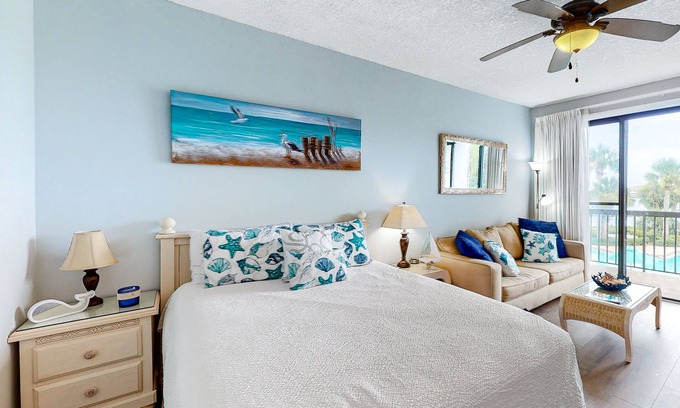 Fort Walton Beach Apartment | Inviting Studio Gem with Pool, Ocean View & Fast WiFi