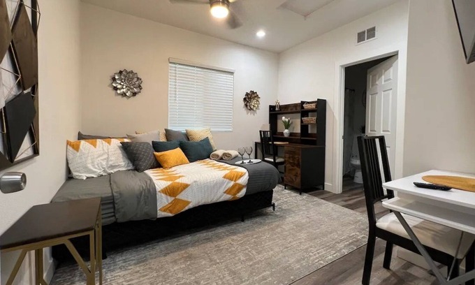 Riverside House | Serene Studio Retreat with Spa and Child-Friendly Amenities