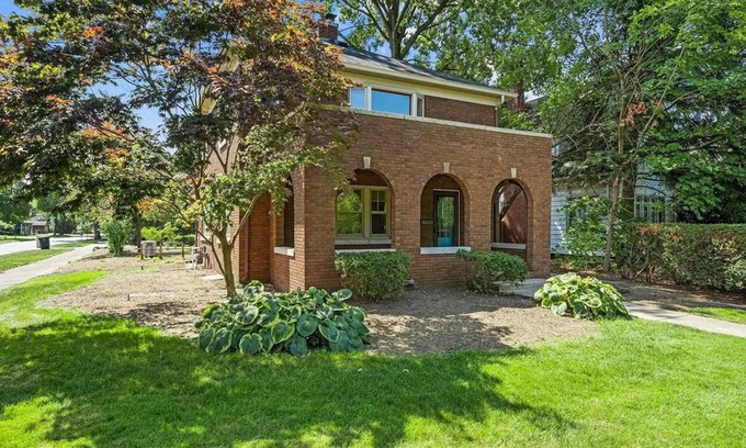 Harters Heights House | Prime Location Near Notre Dame with Ocean View & Breakfast