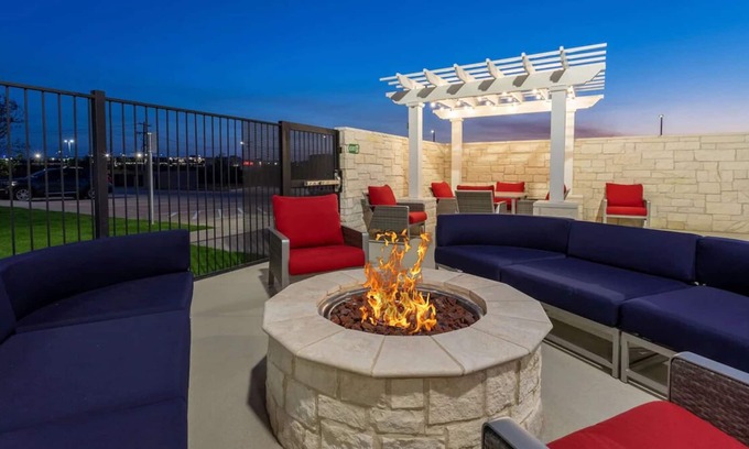 San Angelo House | Perfect Vacation Spot! Free Breakfast, Pool, Parking! Close to Sunset Mall!