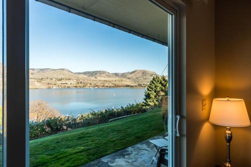 Chelan Apartment | Stunning Views and Family-Friendly Comfort Await You