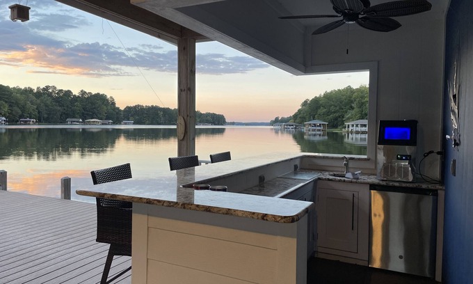 Littleton House | Idyllic Waterfront Cottage with Bar & Lake Views - 10/10 Rated
