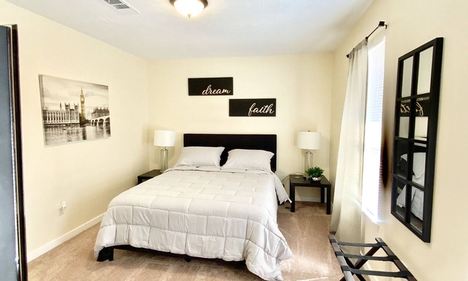 Clinton House | Ideal Stopover with Breakfast and Family-Friendly Amenities