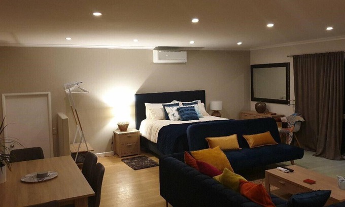 Onerahi Apartment | Perfect Weekend Getaway.a tranquil, quiet, tastefully decorated private space
