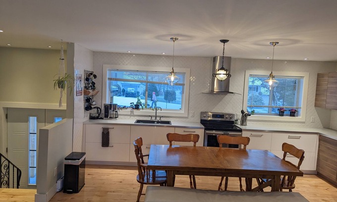 Timberlea House | Ideal Family Home with Private Backyard & Pet-Friendly Stay