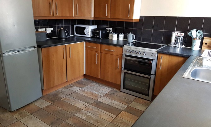 East End House | Prime Location Near Vibrant Merchant City with Pool & Spa