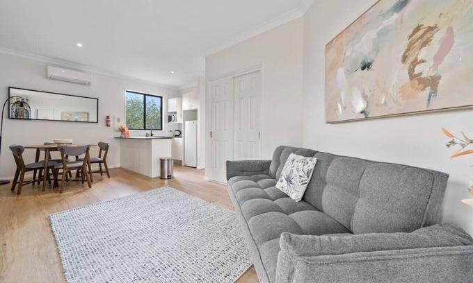 Pokolbin Apartment | Ideally Located Queen Room with Living Space & Kitchen