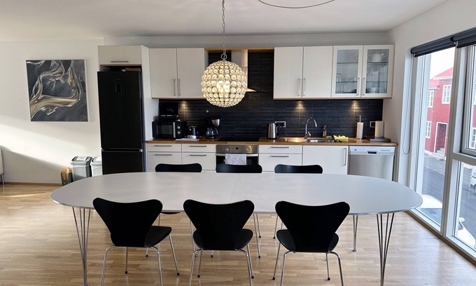 Vesturbær Apartment | Prime Location: Spacious 2 Bedroom Apartment in Reykjavik