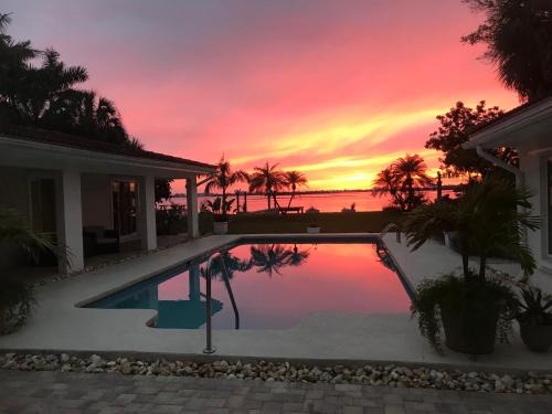 Jungle Terrace House | Unforgettable Oceanfront Retreat with Private Beach Access
